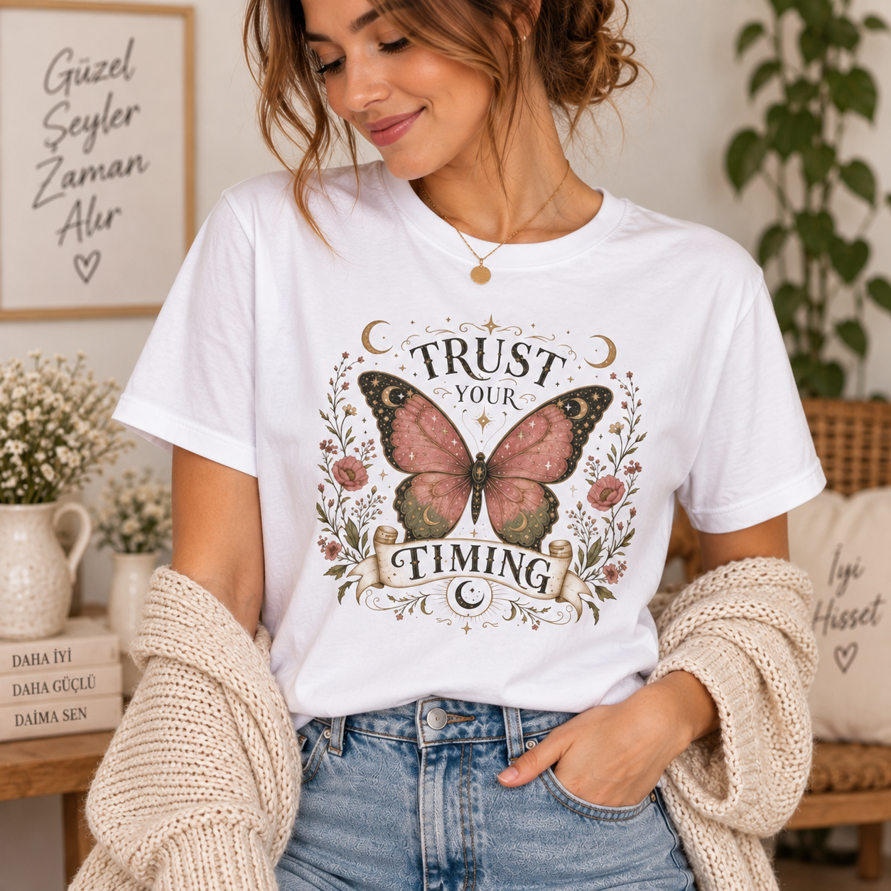 Trust Your Timing Kelebek Baskılı Beyaz Kadın Straight Fit Tişört