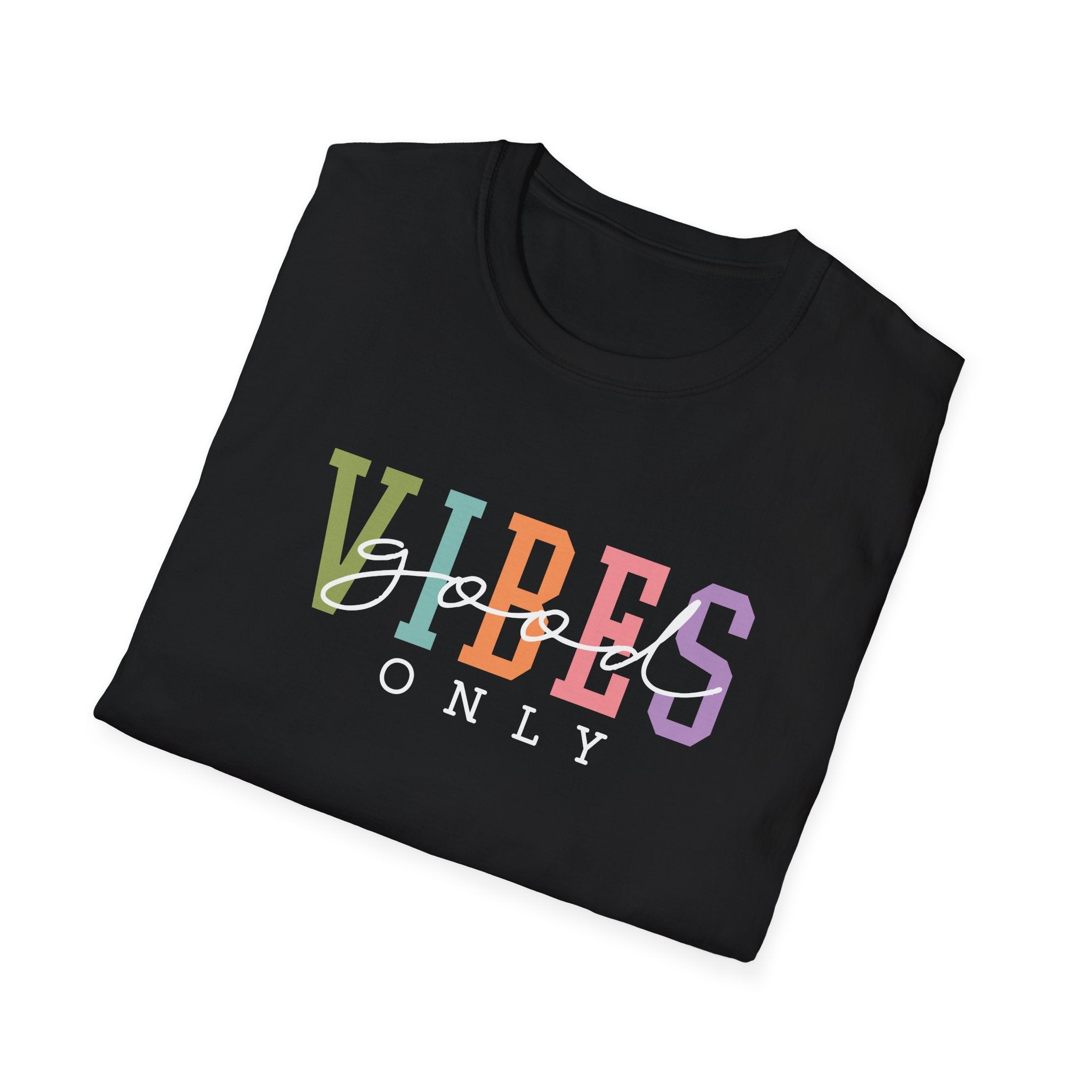 “Good Vibes Only” Regular Fit Tişört – Renkli Minimal Yazı Tasarım