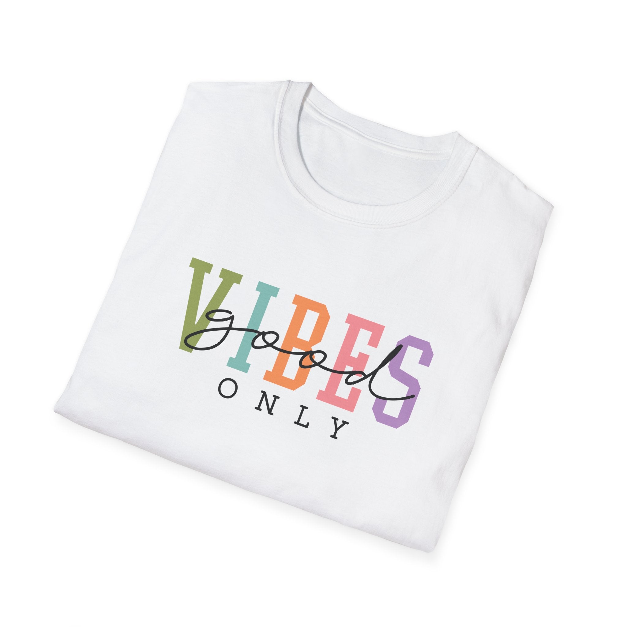 “Good Vibes Only” Regular Fit Tişört – Renkli Minimal Yazı Tasarım