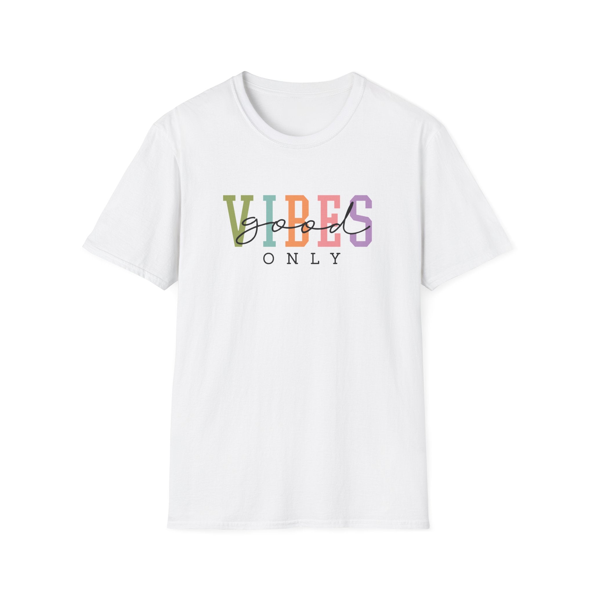 “Good Vibes Only” Regular Fit Tişört – Renkli Minimal Yazı Tasarım