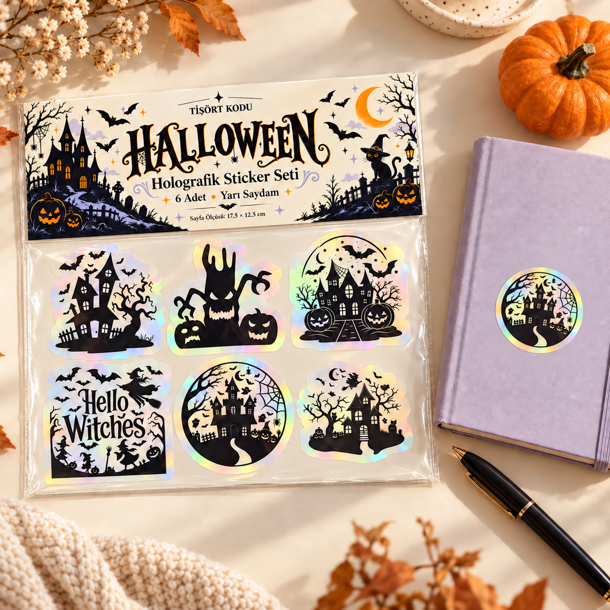 17,5 × 12,5 cm sayfa üzerinde perili ev, cadı, yarasa ve bal kabağı desenli 6 adet yarı saydam holografik Halloween sticker.
