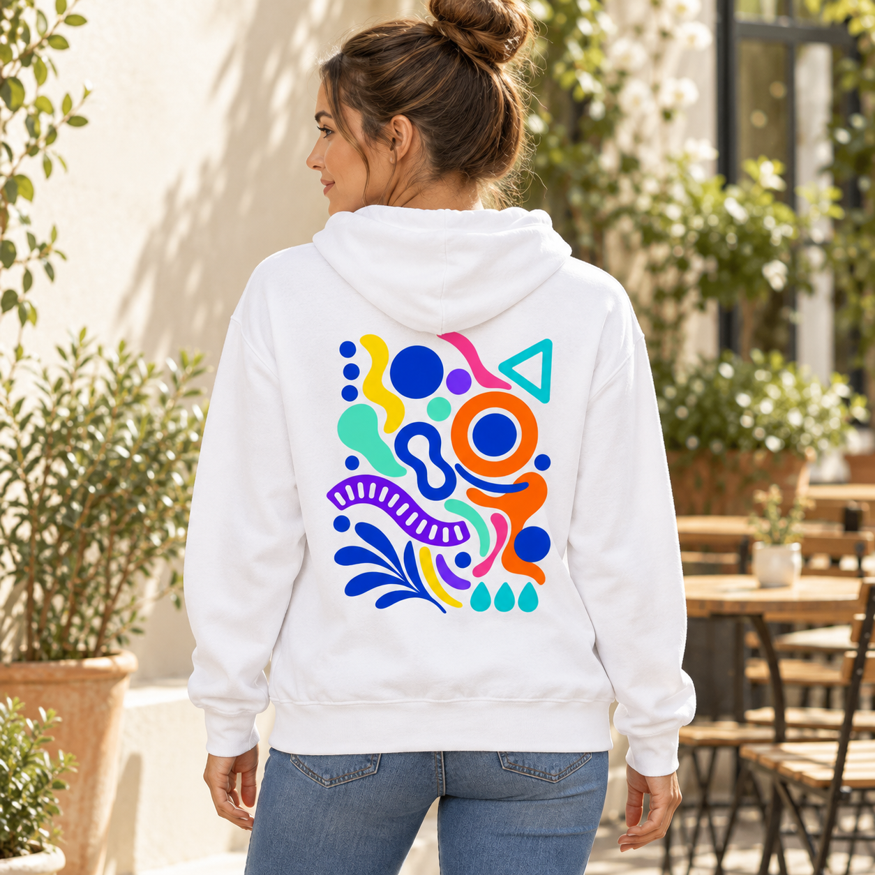 Renk Ritmi – Geometrik Sırt Baskılı Beyaz Kadın Kapüşonlu Sweatshirt