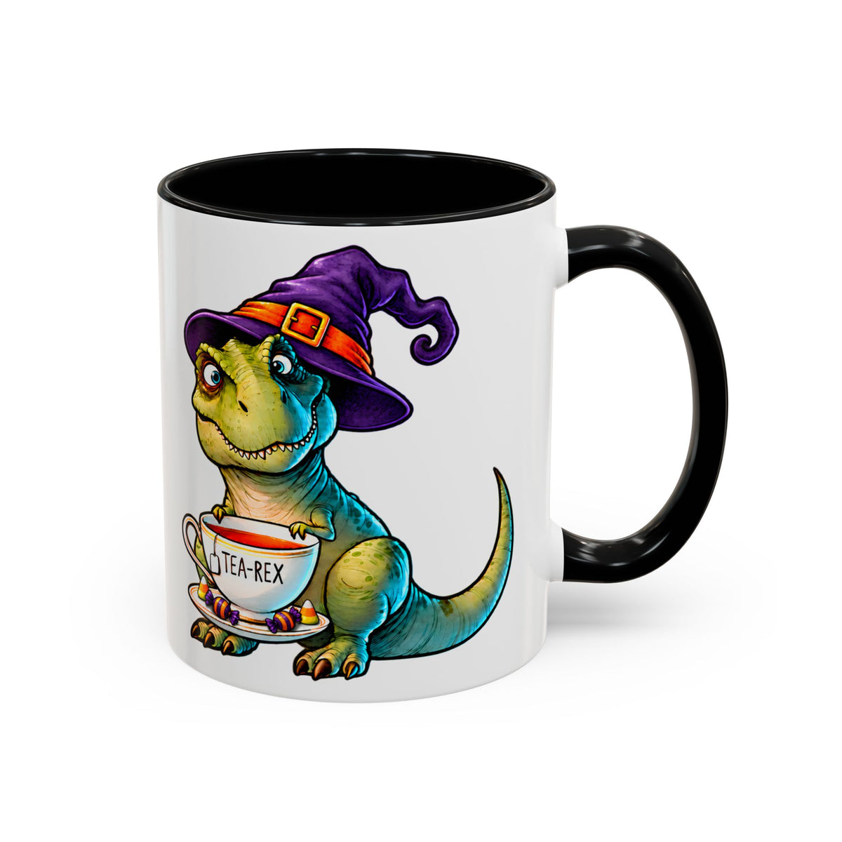 Siyah kulplu ve siyah iç yüzeyli beyaz porselen kupa üzerinde mor cadı şapkası takmış, Tea-Rex yazılı çay fincanını tutan T-Rex ve tabakta Halloween şekerleri.