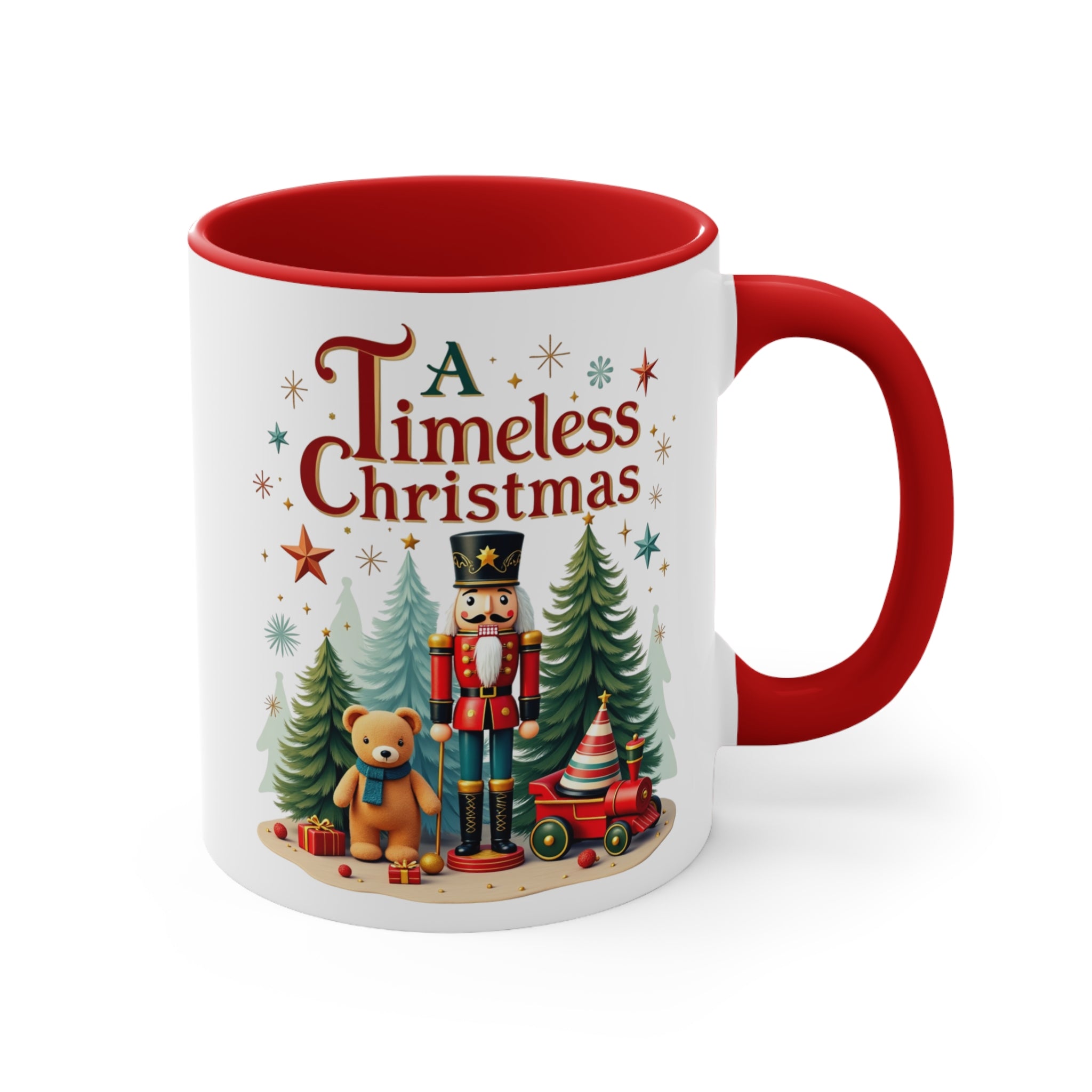 Kırmızı kulplu ve kırmızı iç yüzeyli beyaz porselen kupa; üzerinde A Timeless Christmas yazısı, fındıkkıran asker, oyuncak ayı, tren ve çam ağaçları bulunuyor.