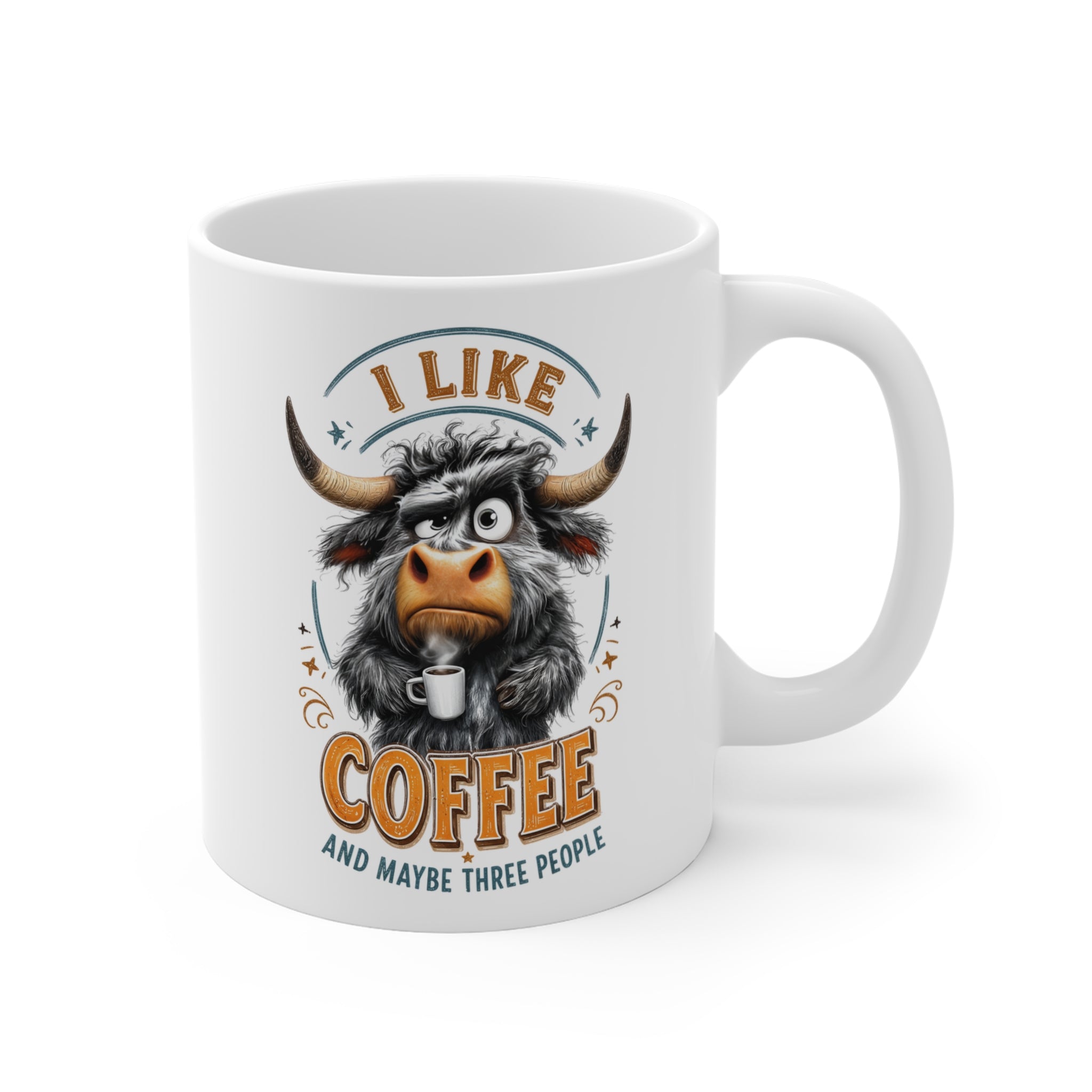 Üzerinde kahve tutan komik boğa illüstrasyonu ve “I Like Coffee and Maybe Three People” yazısı bulunan beyaz porselen kupa.