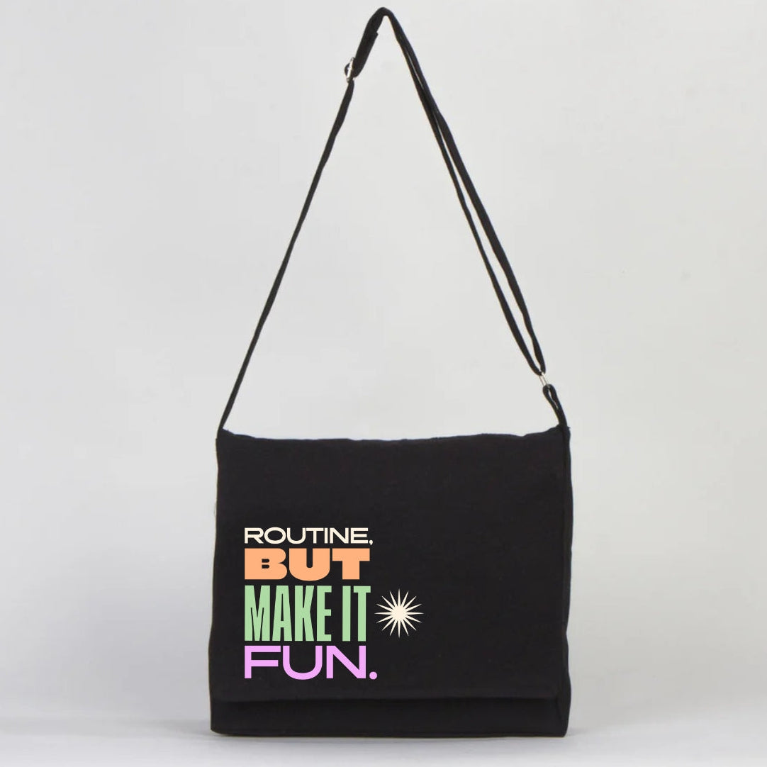 Routine, But Make It Fun Tasarımlı Siyah Kanvas Postacı Çantası (34x27x8 cm)
